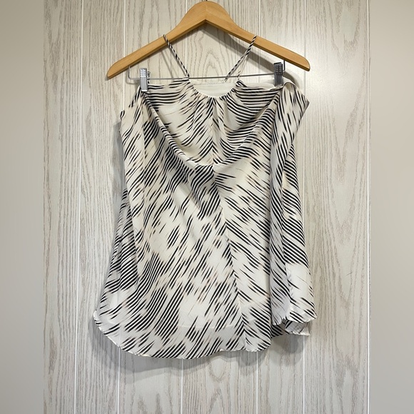 Vince Camuto Sleeveless Blouse With Design Size Medium - Picture 1 of 4